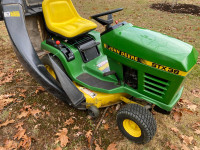 John Deere Hydrostatic Lawn Tractor. 