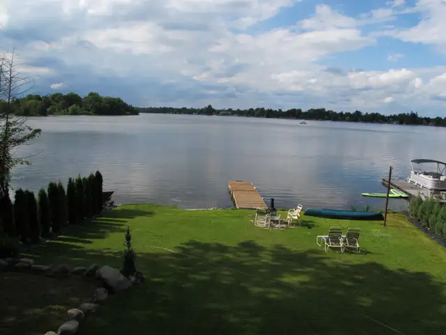 Escape to Ruby: Your Luxurious Puslinch Lake Paradise! in Ontario in Canada - Image 3