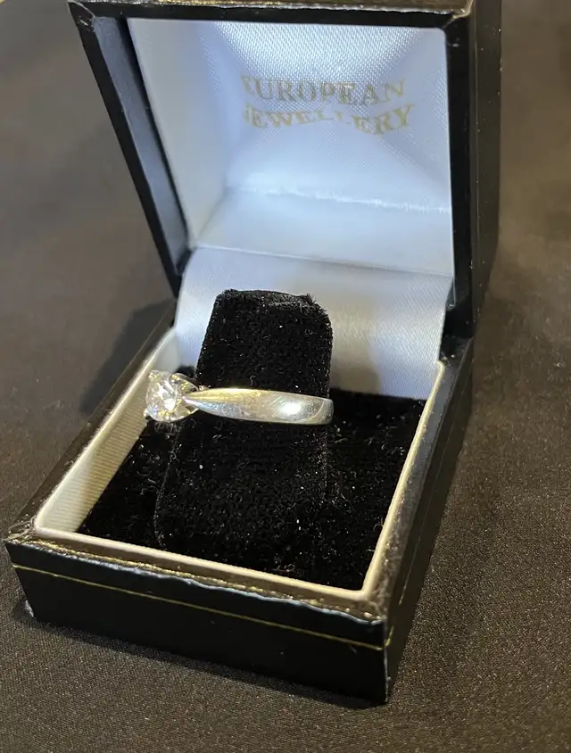 Diamond engagement ring64335578149122121