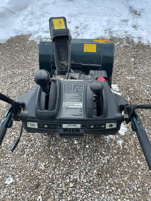 Yardworks snowblower in Snowblowers in Grand Bend - Image 2