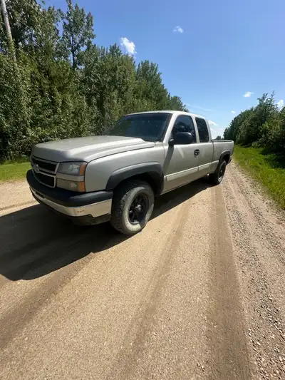 05 ext cab short box 4x4 halfton Chevy Runs drives great daily driver Aftermarket wheels tint led he...