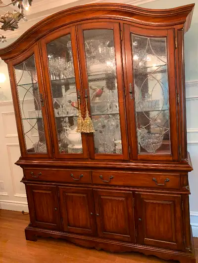 This cabinet is in excellent condition.It features seeded lead glass doors, mirrored back, glass she...