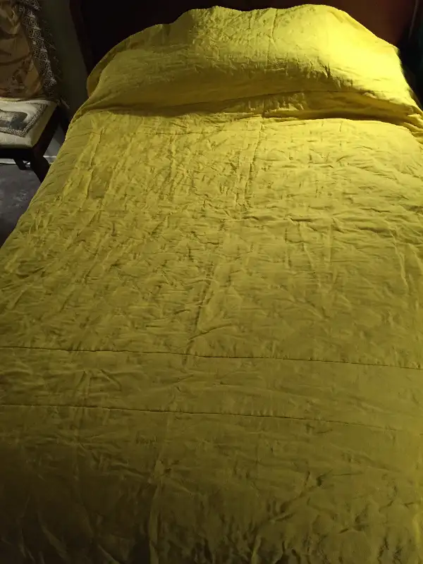 Vintage 50s Quilted Yellow Double-Queen Sz Bed cover - 94" X 88" in Arts & Collectibles in City of Toronto - Image 2