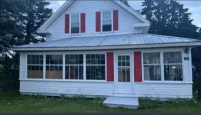 Grande maison seul dans village de Kedgwick près de toutes les commodités !! Tout meublé wifi fourni...