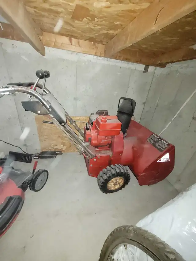 snowblower in Snowblowers in Oshawa / Durham Region - Image 4