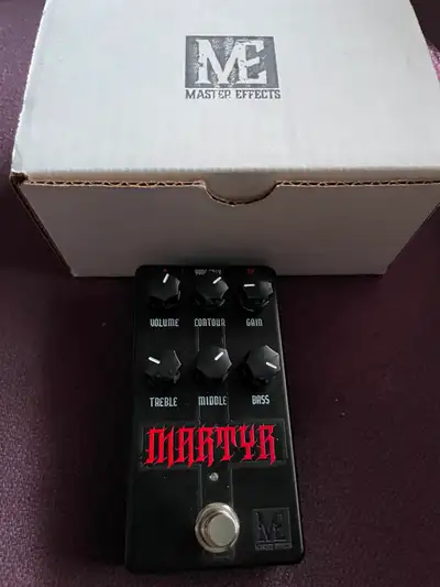 Master Effects Martyr Distortion pédale peut etre utilisé comme preamp aussi reproduit le son du Mar...