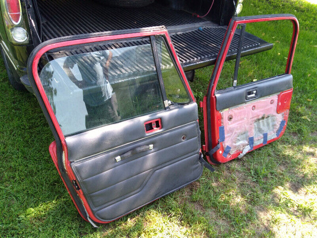 Pair of Red Factory 1987-1995 Jeep Wrangler YJ Doors in Auto Body Parts in Chatham-Kent - Image 3