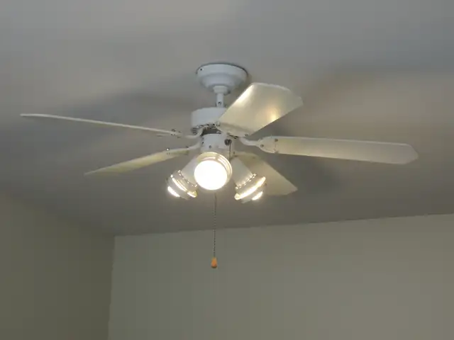 Ceiling Fan, 42 Inch, 5 Blade, With 3 Lights in Indoor Lighting & Fans in Mississauga / Peel Region - Image 3