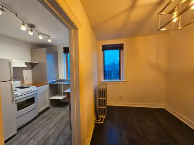 2 BEDROOM apt, IN-UNIT LAUNDRY, PARKING, SPACIOUS,GREAT LOCATION