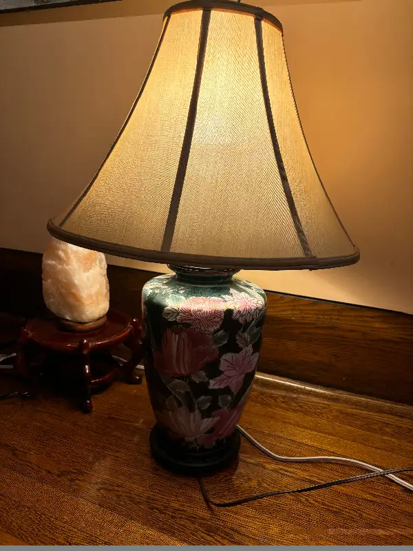 Vintage 80’s Porcelain Qing dynasty vase style lamp in Indoor Lighting & Fans in City of Toronto - Image 9