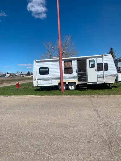 1997 Triple E Topaz T240 rb (no slide) GVW 2608 kg length 24' plus hitch sleeps up to 6 one piece ro...
