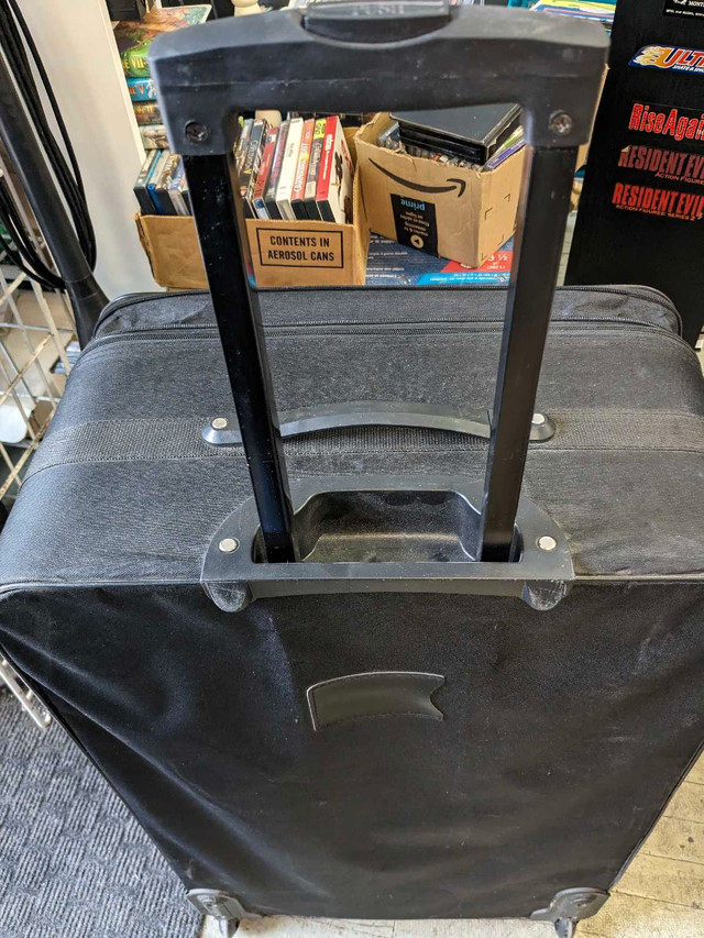 Grande valise à roulettes dans Ventes de garage  à Ville de Montréal - Image 2