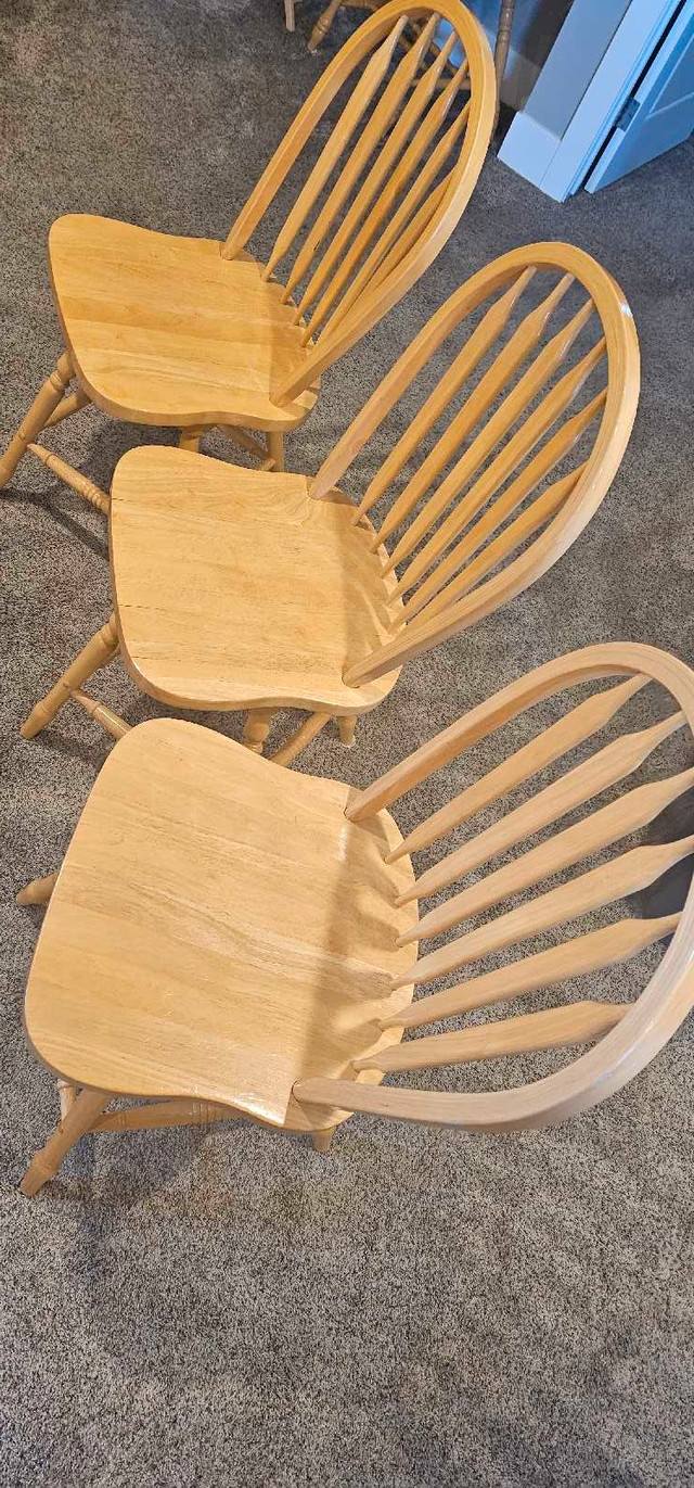 Table and chairs  dans Mobilier de salle à manger et cuisine  à Lethbridge - Image 4