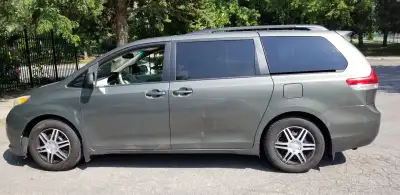 toyota sienna 2011 in a good condition low kilometrage for the year nothing to repair under the hood...