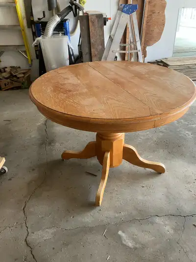 Round table. 42 inches across. Includes 18 inch leaf. Top has some damage. Smoke and pet free home....