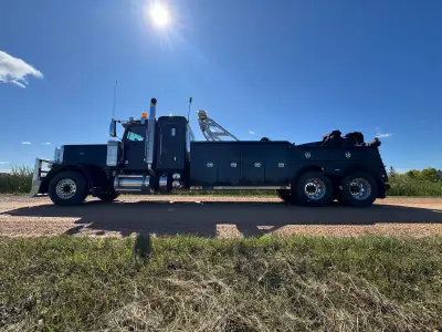 Cummins X15 565hp, 18 speed eaton, 14,600 front, 40,000 rear, diff lock, Jake brake, AC, disc brakes...
