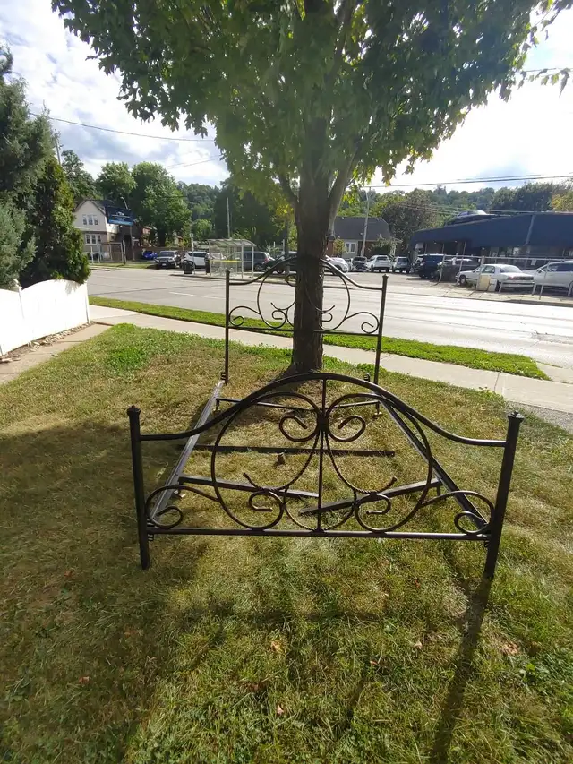 Queen metal bed frame & headboard/footboard