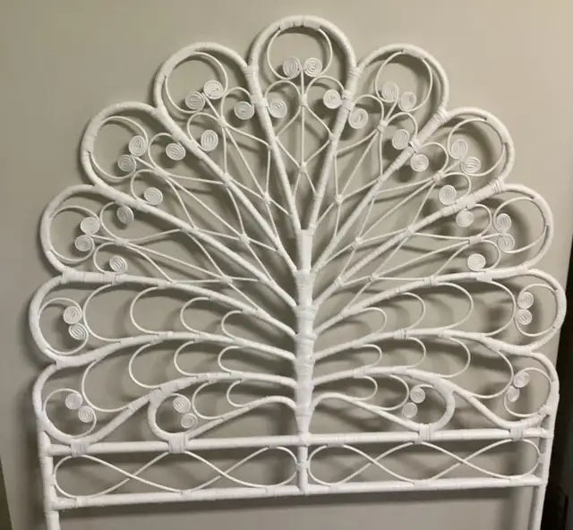 meuble en rotin blanc pour faire chambre romantique, in Other in Sherbrooke - Image 2