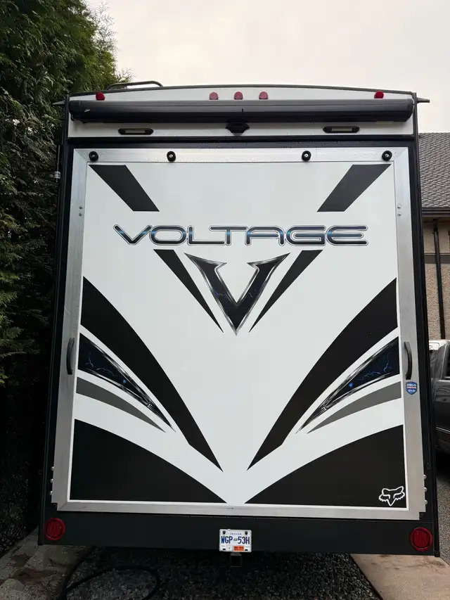 2019 Dutchmen Voltage Toy Hauler  in RVs & Motorhomes in Burnaby/New Westminster - Image 7