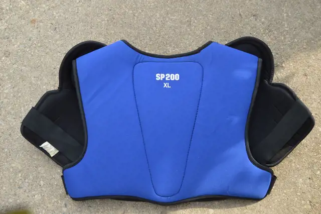 Youth/Adult Hockey Chest Guard/Shoulder Pads - SP200 XL in Hockey in Winnipeg - Image 6
