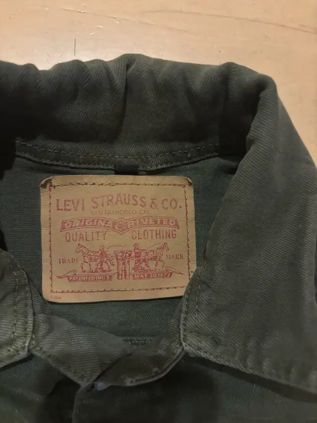 Army Green Denim Jacket - LEVI’S - Veste en Jeans in Women's - Tops & Outerwear in City of Montréal - Image 4