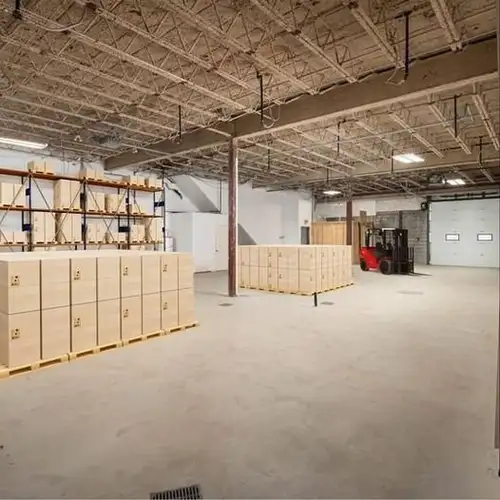Located at 617 Montée de Liesse, St-Laurent. Warehouse space available for rent 5900 SQ. FT. 2 FLOOR...