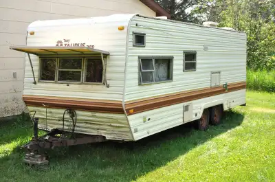 Instant summer camp, or a place to stay in while you build your cottage or home. This is an old-scho...