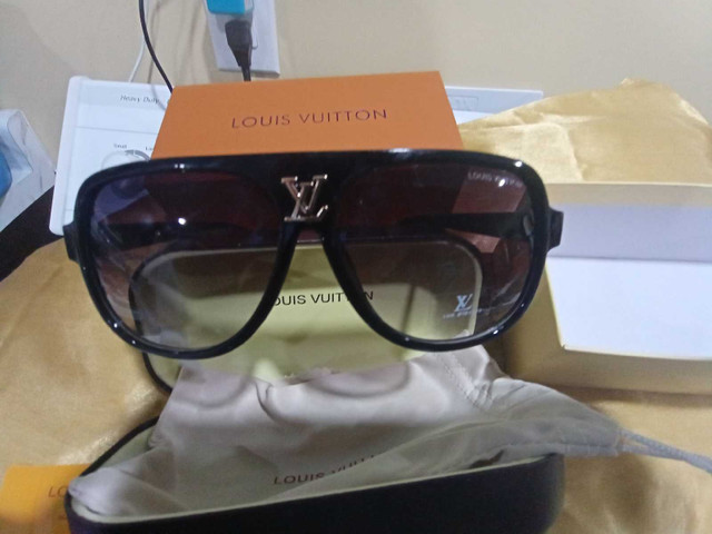  Louis Vuitton sunglasses in box nwt dans Art et objets de collection  à Ville de Montréal
