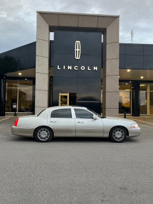 2006 Lincoln Town Car DESIGNER TOP OF THE LINE ALL THE OPTIONS AVAILABLE ON THIS CAR