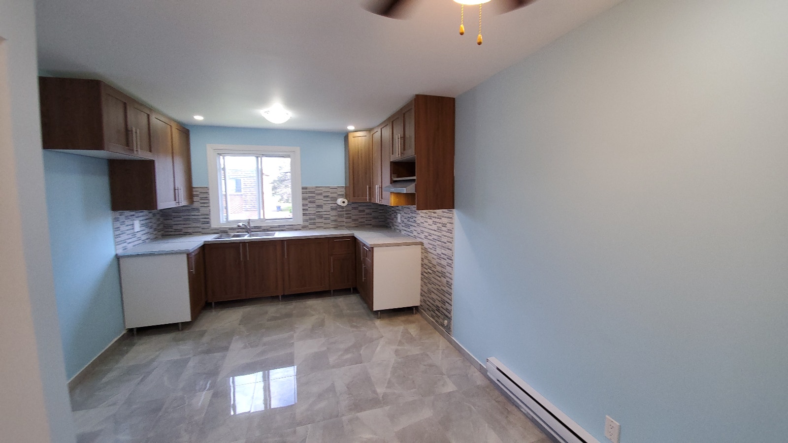 Large 4 1/2 (2 beds) Upper/Bright in DDO Sunnybrooke Train REM — photo 1