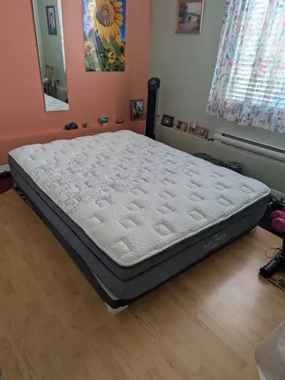 Matelas ( 11 pouces) et sommier ( bas profil 4 pouces ) a vendre. Presque pas utilisé, acheté en 202...