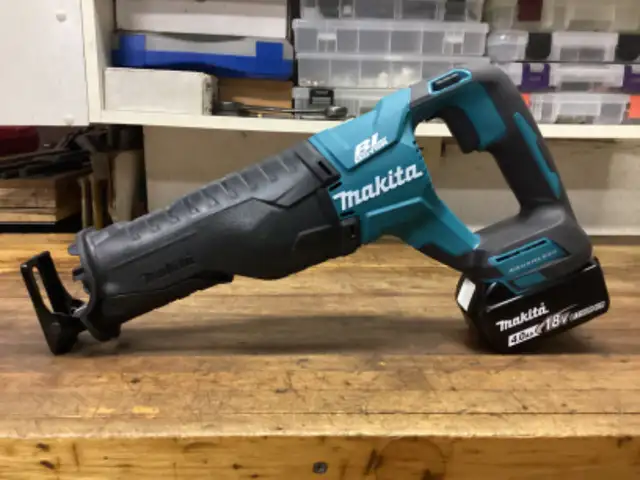 MAKITA LXT 18v BRUSHLESS 2 - SPEED SAWZALL and 4.0 AH BATTERY in Power Tools in Barrie - Image 2