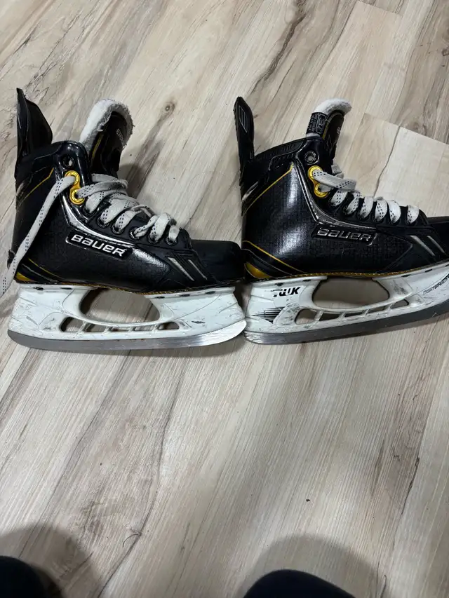 kids youth Bauer Hockey Skates in Hockey in Mississauga / Peel Region - Image 2