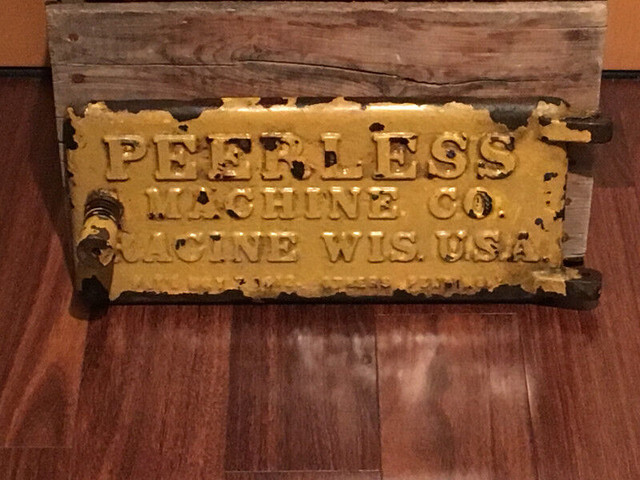 PEERLESS MACHINE COMPANY CAST IRON VINTAGE ADVERTISING SIGN $70 in Arts & Collectibles in City of Toronto - Image 3