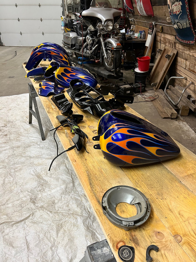 Reduced price $$$07 street glide tin set with custom paint in Frames & Parts in Hamilton - Image 3