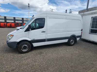 2012 MERCEDES DIESEL SPRINTER CARGO VAN ONLY 180000 KM ON NEW MOTOR NO RUST NO BODY DAMAGE ACTIVE SA...