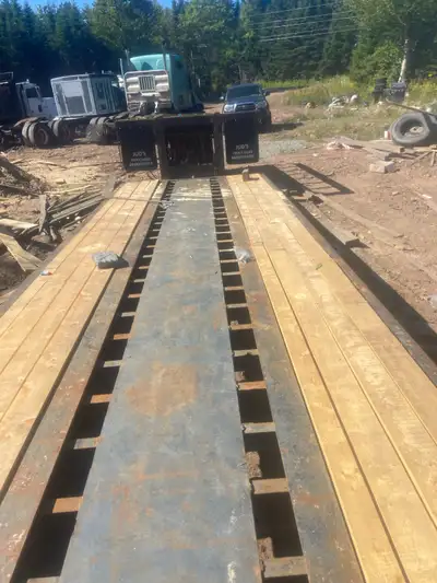 2008 Fontaine double drop has a 29 foot well mechanical detach has all new deck boards and new air t...