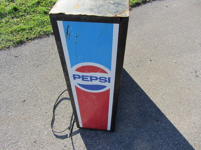 Vintage Pepsi Diet Pepsi Vending Machine Wall Mounted in Arts & Collectibles in Oakville / Halton Region - Image 2