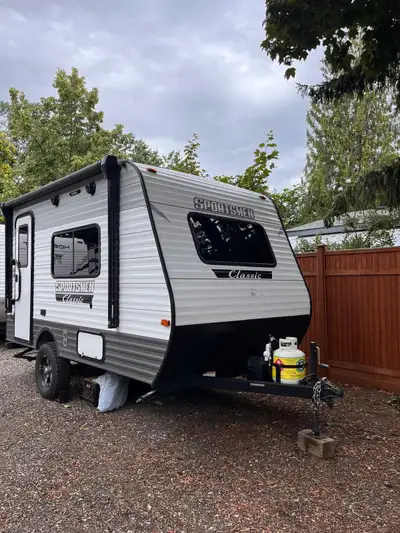 Ultra-Lightweight (Dry Weight: 2,430 lbs., Length: 16.9’, 6”3” Interior Height) trailer in excellent...