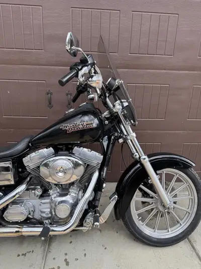 99 Dyna super glide in excellent condition 26600km Twin Cam 88 Two seats, parts and service manuals...