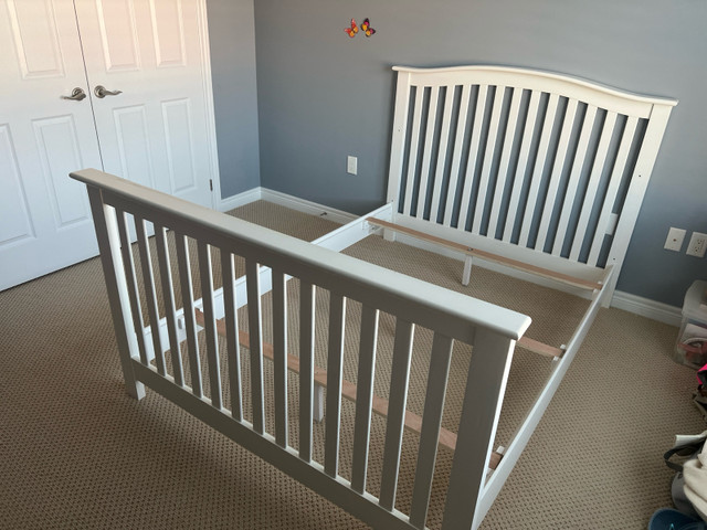 Convertible Crib (crib to full size bed) in Cribs in Markham / York Region - Image 3