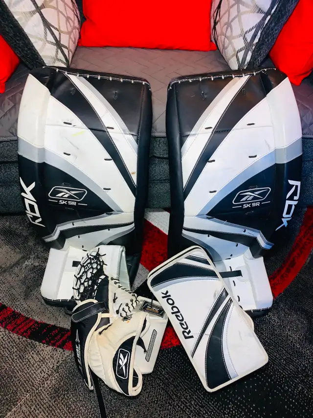 REEBOK RBK-ENSEMBLE GARDIEN DE BUT/HOCKEY GOALER PADS (C036) in Hockey in City of Montréal - Image 4