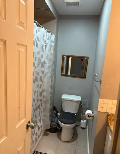 Main Floor room available immediately for 1 matured male @ Huron