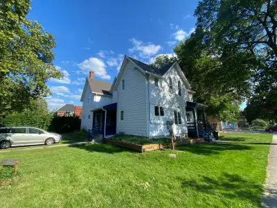 Two bedroom apartment on main floor of a house (Forsyth and and Essex) in a family oriented neighbor...