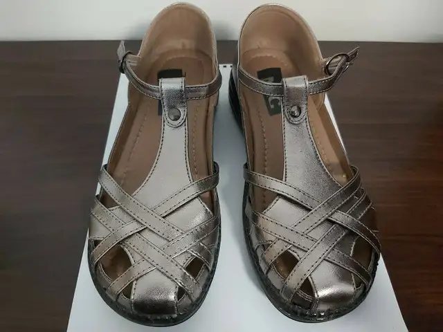 NYC Stacey Women's Enclosed Sandal Shoes - Size 9 - With Box in Women's - Shoes in City of Toronto - Image 3