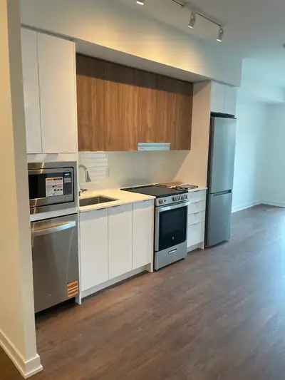 Apartment for rent 1 Bedroom + 1 Den, 1 Bath. Located at Eglinton / Hurontario available from August...