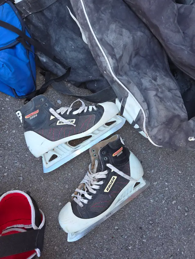 Goalie equipment in Hockey in Oshawa / Durham Region - Image 6