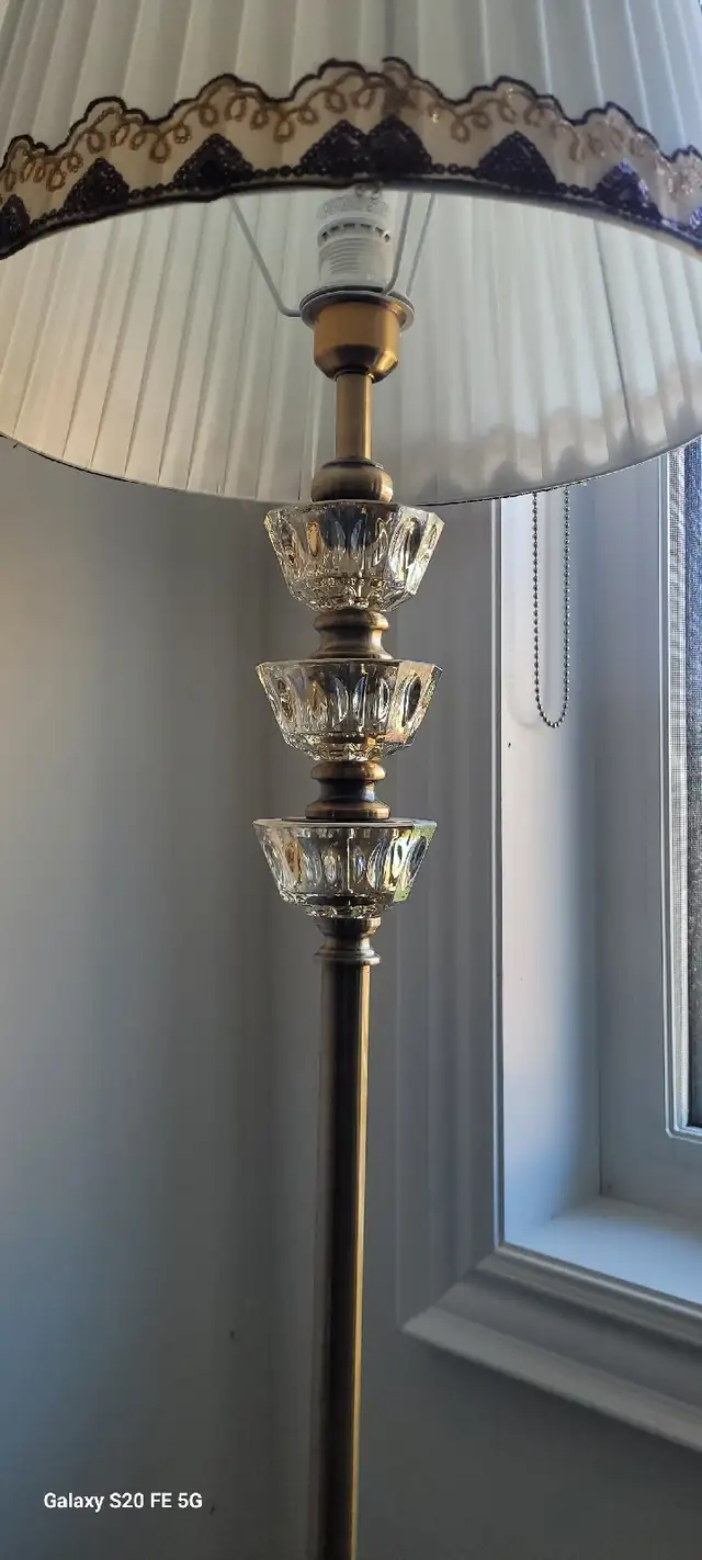 Floor lamp in Indoor Lighting & Fans in Markham / York Region - Image 3