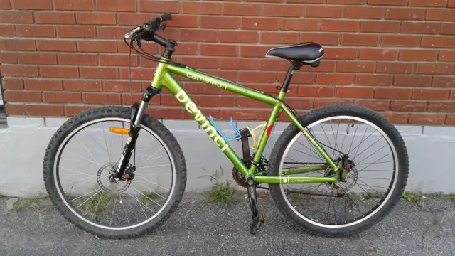 devinci comme neuf /montagne frein a disque /en aluminium//mise in Cruiser, Commuter & Hybrid in City of Montréal - Image 2