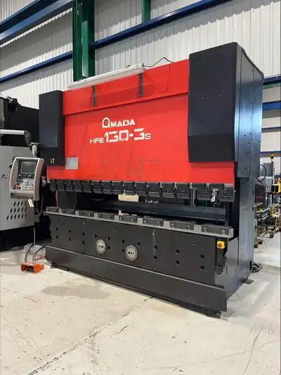 Presse plieuse CNC AMADA Modèle : HFE 130-3S Spécifications : Capacité de presse 143 tonnes américai...